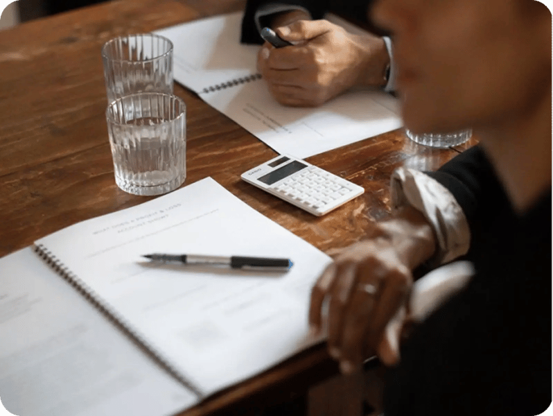 Mesa de trabajo con calculadora y documentos