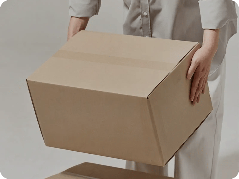 Persona sosteniendo una caja de un pedido
