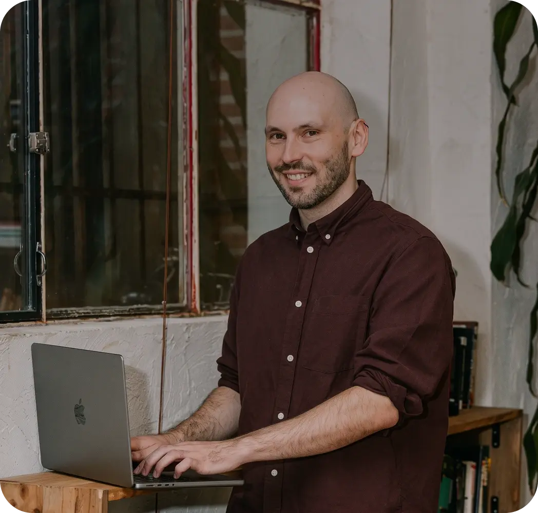 Freelancer trabajando con su portátil