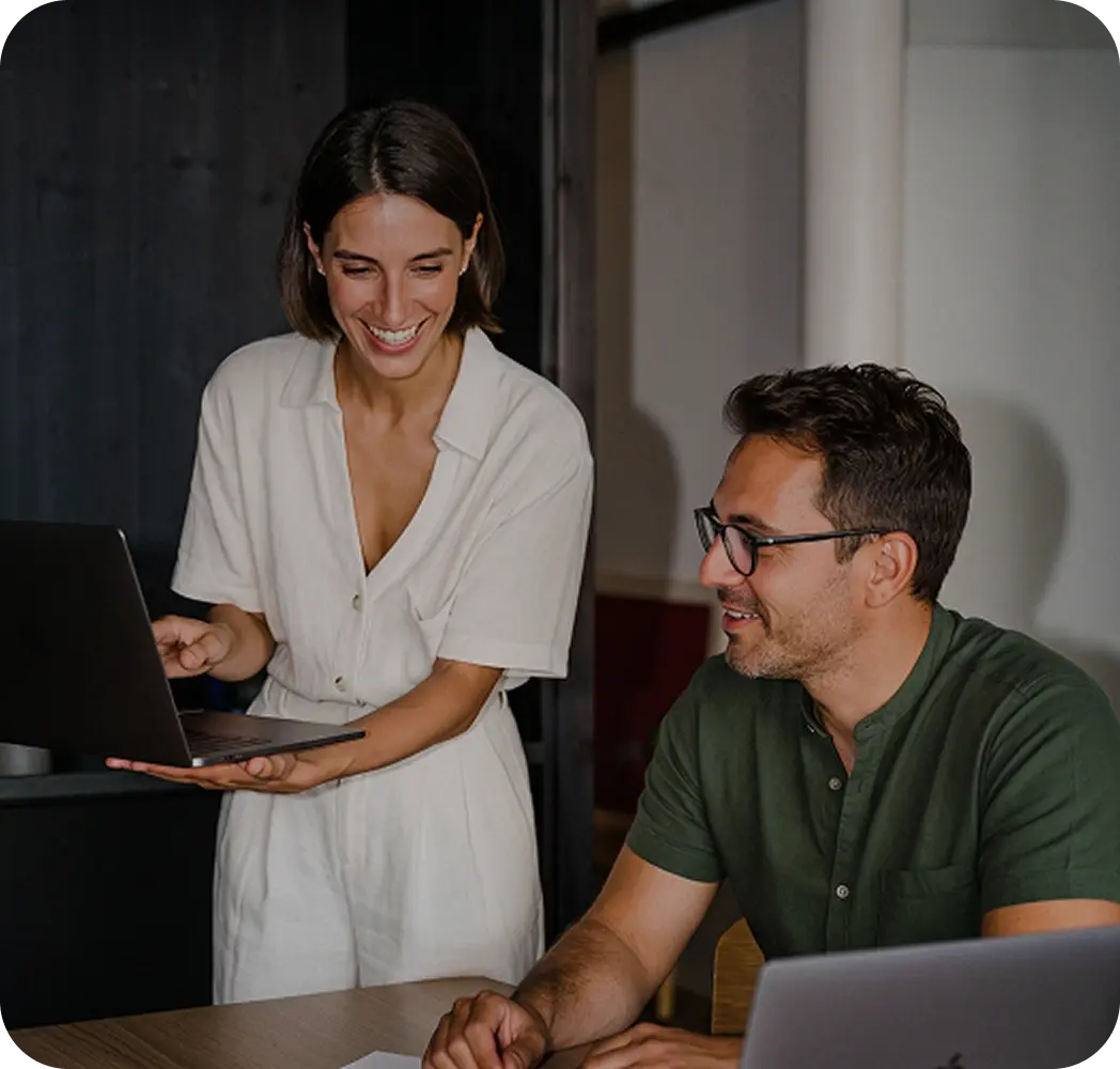 Dos personas de un squad revisando un proyecto