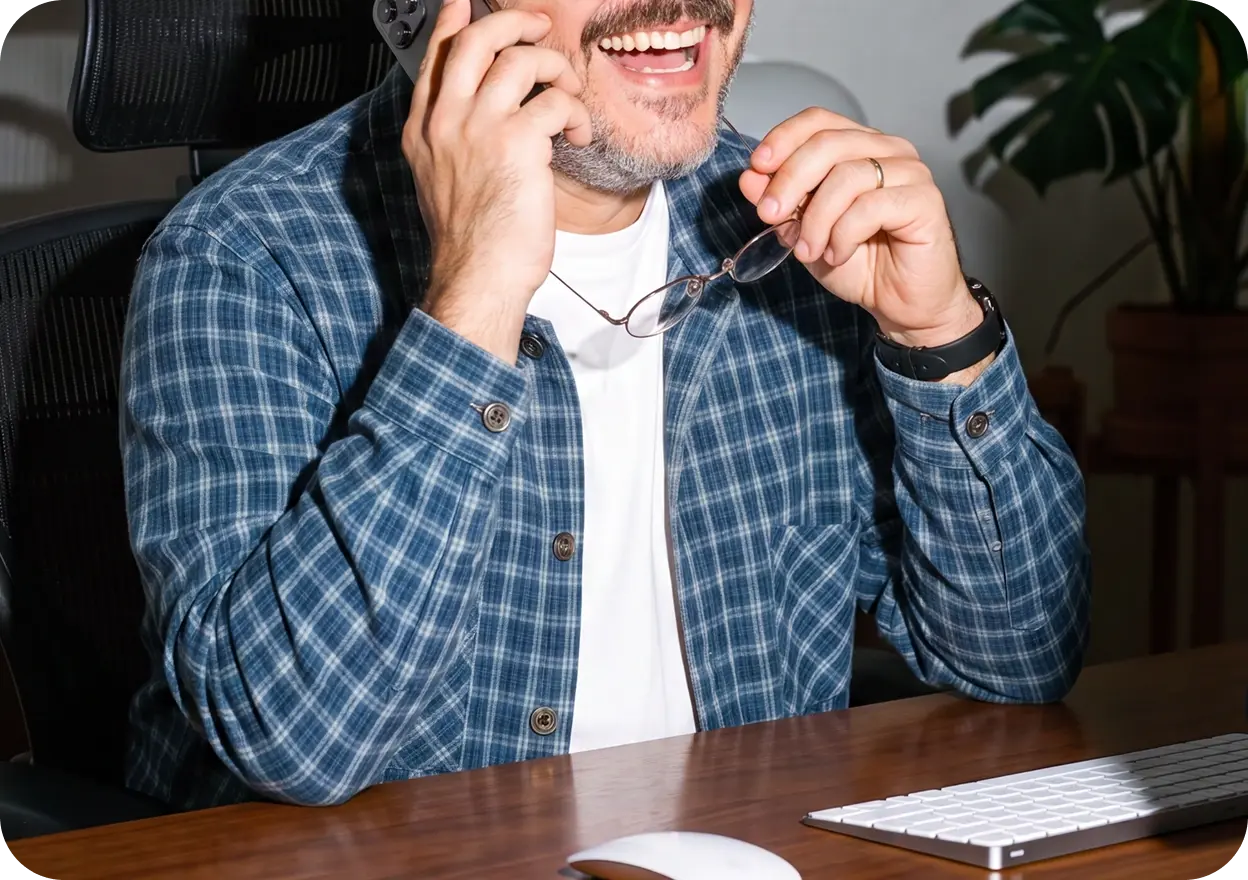 Profesional hablando por teléfono en su puesto de trabajo