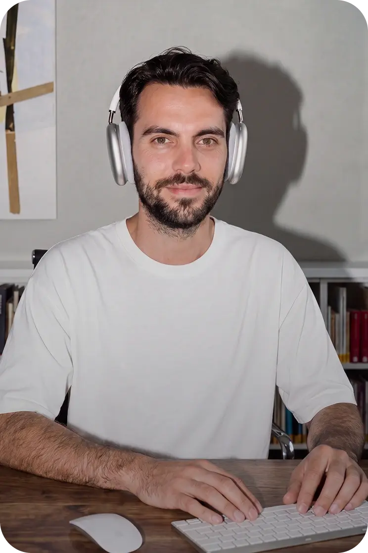 talento-hombre-auriculares-744x1116